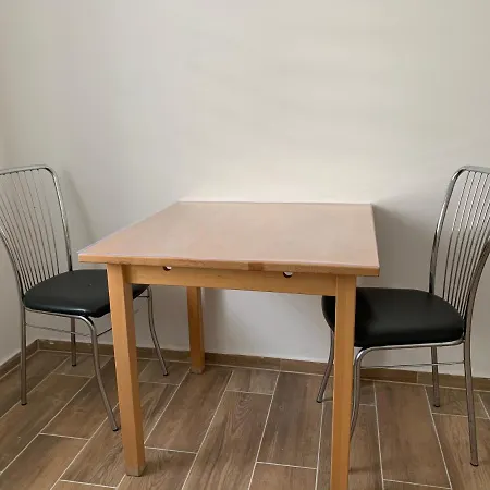 Apartment La- *
